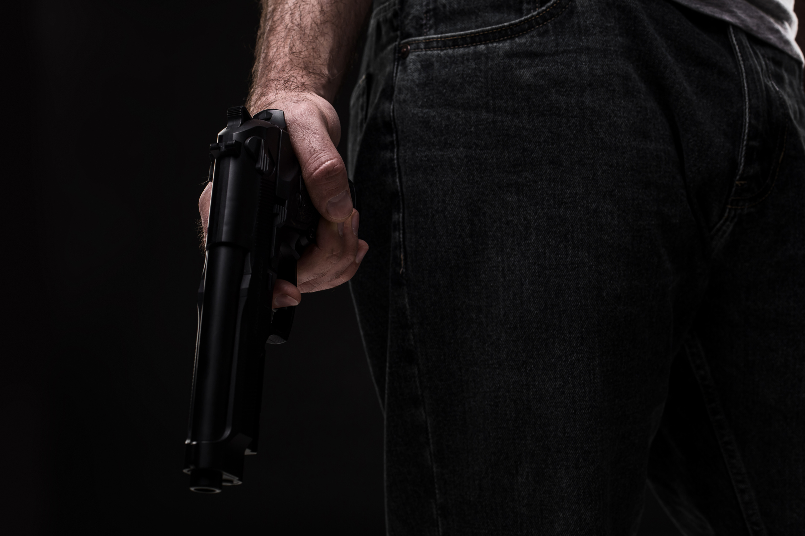 Policial com arma na mão