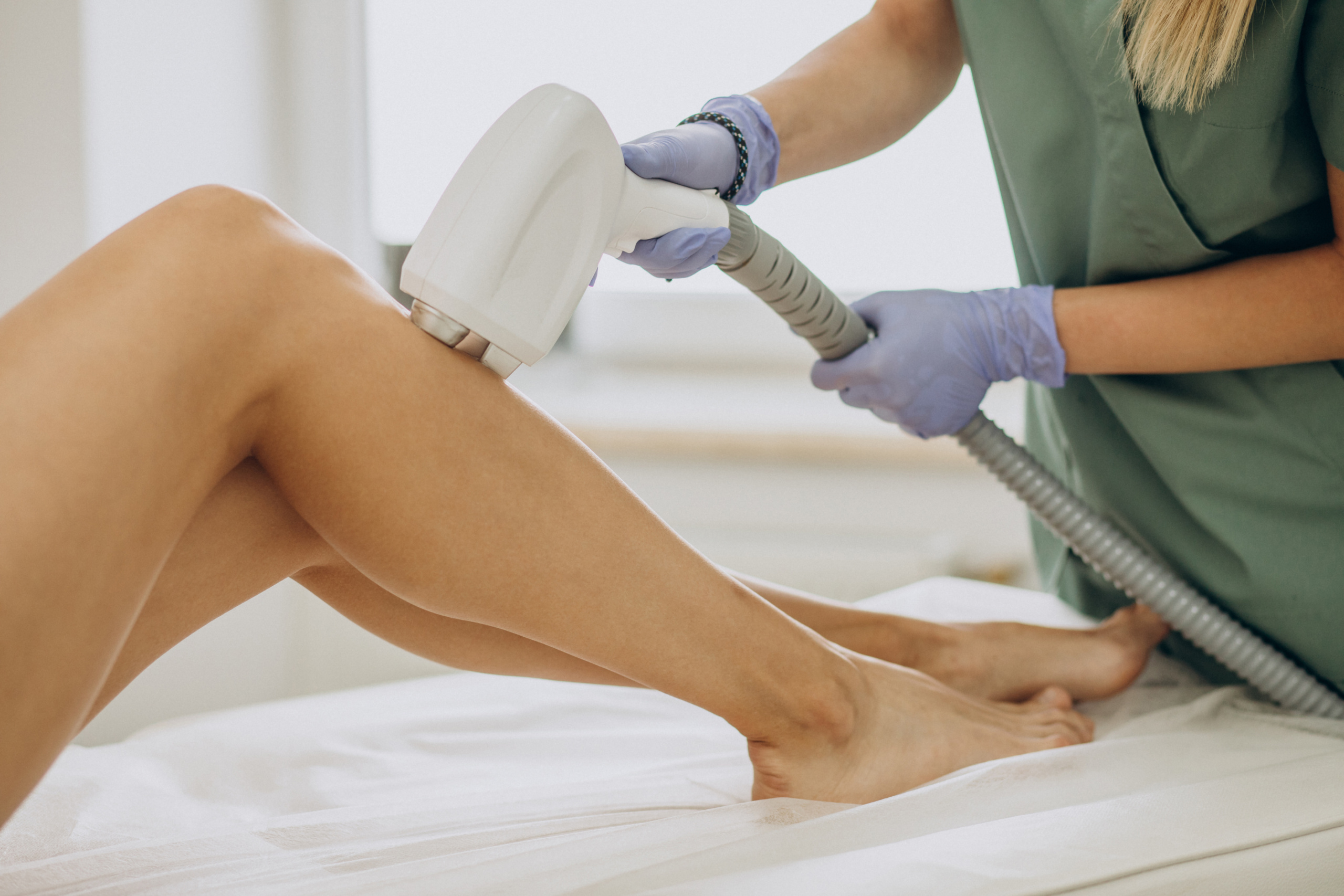 Mulher realizando sessão de depilação a laser